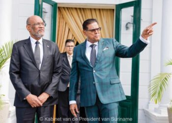 20231124102832 A1 0176 Premier Ariel Henry van de Republiek Haïti heeft samen met een delegatie een tweedaags bezoek gebracht aan Suriname. Op uitnodiging van president Chandrikapersad Santokhi heeft de premier Suriname aangedaan, en wel in het kader van de 48e onafhankelijkheidsviering op 25 november 2023. Op 24 november werd de minister-president met zijn delegatie door het staatshoofd ontvangen op het presidentieel paleis. Daar vond een bilateraal onderhoud plaats.