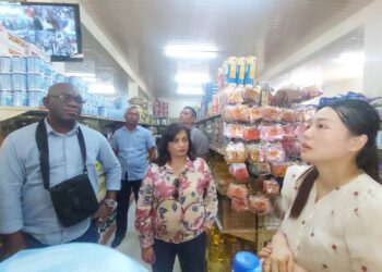 20231229 171034 De minister van Justitie en Politie(JusPol) Kenneth Amoksi zegt dat wat er gebeurd is op 1e kerstdag niet te accepteren is. “Gangvorming in Suriname met de bedoeling om strafbare feiten te plegen zal niet worden getolereerd” zegt de minister. Hij was samen met andere ministers voor een werkbezoek in Atjoni naar aanleiding van de gewapende roofovervallen op eerste kerstdag.