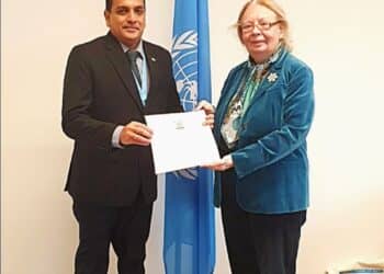 Ambassadeur Jadoenathmisier overhandigt geloofsbrieven aan UNOG-directeur-generaal