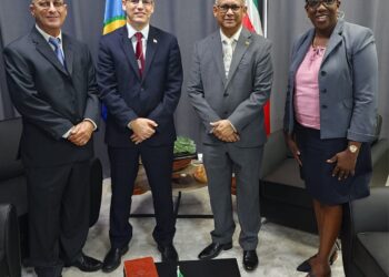 Minister Ramdin ontvangt niet-residerend ambassadeur Bardov van Israël 8 2024.01.26 BIBIS 02 Meeting Amb Bardov Israel 1 Itai Bardov, de niet-residerende ambassadeur van de staat Israël voor Suriname die als standplaats Panama heeft, bracht op vrijdag 26 januari een bezoek aan minister Albert Ramdin op het ministerie van Buitenlandse Zaken, International Business en Internationale Samenwerking (BIBIS). Dit bezoek had als doel de betrokkenheid en samenwerking tussen beide landen te verdiepen.