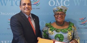 2024.04.12 BIBIS Amb Jadoenathmisier Geloofsbrieven WTO web De Permanente Vertegenwoordiger van Suriname in Genève, Aroen Jadoenathmisier, heeft zijn geloofsbrieven overhandigd aan de Directeur-generaal van de Wereld Handel Organisatie (WTO), Ngozi Okonjo-Iweala.