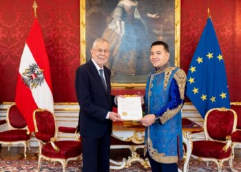 2024.06.26 BIBIS 02 Geloofsbrieven Amb van Lierop Oostenrijk Op woensdag 26 juni 2024 heeft ambassadeur Gilbêrt van Lierop zijn geloofsbrieven overhandigd aan de federale president van Oostenrijk, Alexander Van der Bellen.