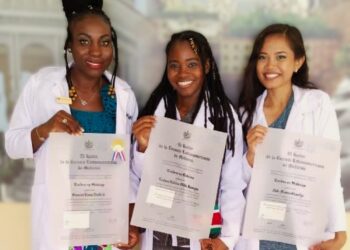 Surinaamse studenten in Cuba behalen medische diploma met uitmuntende prestaties