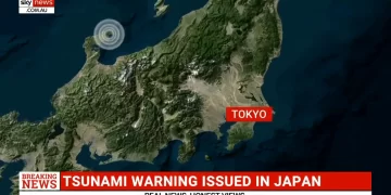 Tsunamiwaarschuwing na krachtige aardbeving en verwoesting Japanse kustlijn