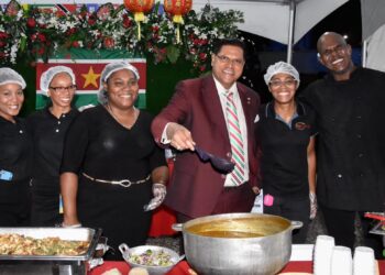 358118694 826997945458737 6580702738780523512 n Bij deze gelegenheid is er speciale aandacht besteed aan de Caribische cultuur en cuisine. De lidlanden werden met dans en zang uitgedragen. Suriname was daarbij goed vertegenwoordigd door chef-kok Jethro Wirht met een eigen foodstand. De chef-kok heeft met zijn kookkunsten verschillende Surinaamse keukens voorgesteld aan het publiek. De aanwezigen hebben kennis mogen maken met gerechten zoals pepre watra met cassavebrood en kerrie-garnalen.