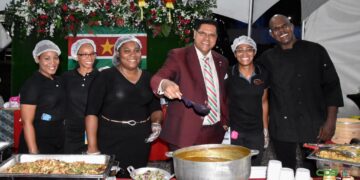 358118694 826997945458737 6580702738780523512 n Bij deze gelegenheid is er speciale aandacht besteed aan de Caribische cultuur en cuisine. De lidlanden werden met dans en zang uitgedragen. Suriname was daarbij goed vertegenwoordigd door chef-kok Jethro Wirht met een eigen foodstand. De chef-kok heeft met zijn kookkunsten verschillende Surinaamse keukens voorgesteld aan het publiek. De aanwezigen hebben kennis mogen maken met gerechten zoals pepre watra met cassavebrood en kerrie-garnalen.