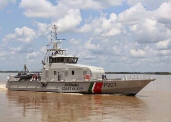 4 Kustwacht Suriname 1 Een gemengd team van de politie en de Marine van het Nationaal Leger (NL) hebben in de vroege ochtend van woensdag 12 juni 2024 de twee vissers C.P. (24) en R.M. (38) van Guyanese afkomst ter hoogte van de samenvloeiing van de Suriname- en de Commewijnerivier aangehouden.