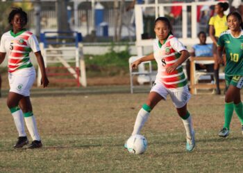 U-17 meisjes voetbalsters Suriname en Guyana gooien het op een akkoordje