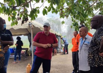 430957777 777427477776442 7679071553910873382 n Net bij de inslag naar Wageningen ligt Bombay, een verlaten stuk grond, waar de bosbranden aan het woeden zijn. Daar staan ook de manschappen van NCCR gestationeerd.