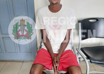 447974995 122198761076011040 3240160358189023258 n In de avond van donderdag 6 juni 2024 omstreeks 19.15 uur, is de 30-jarige Kendy Reggy, K. door de politie van het politiebureau Santodorp op heterdaad betrapt op het smokkelen van 2 telefoonopladers, een mobiele telefoon, sigaretten en softdrugs. Hij probeerde via het luchtgat van het cellenhuis aan de achterzijde van het gebouw de diefstal te plegen.