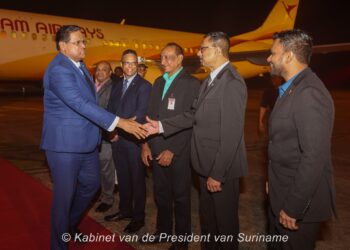 448658115 1017123413112855 3385137903358365014 n Nadat vicepresident Ronnie Brunswijk “de slepende kwestie” tussen de OWOS en de leiding van de N.V. Energiebedrijven Suriname (EBS) heeft opgelost is president Chan Santokhi terug in Suriname. Hij vertrok op 10 juni richting Bahama’s en is op 18 juni gearriveerd op de Johan Adolf Pengel luchthaven.