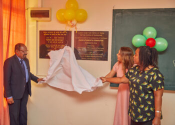 5 FL First Lady Mellisa Santokhi-Seenacherry en de ambassadeur van India in Suriname, Shankar Balachandran, hebben het project “Every Student a Computer” opgeleverd. Dit gebeurde op maandag 27 november op de LBO Kaykoesy School. In 2018 werd dit project geïnitieerd door de voormalige first lady en is gefinancierd door de Republiek India.