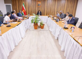 547cb3d7 9dc6 469c ae8d 9974aff65073 President Chandrikapersad Santokhi heeft op dinsdag 2 april 2024 de gesprekken met de delegatie van het Chinees staatsbedrijf Power Construction Corporation of China, meer bekend als Power China, voortgezet.