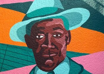 555e85a5 ccf5 46bf 95a4 79426be02bb4 Op 10 november 2023 opende Museum De Lakenhal een indrukwekkende tentoonstelling getiteld "Strijden ga ik – Anton de Kom en de Surinaamse Studenten Unie". Deze onthullende expositie werpt een nieuw licht op de nalatenschap van de Surinaamse schrijver en vrijheidsstrijder Anton de Kom, die decennialang in de schaduw bleef.