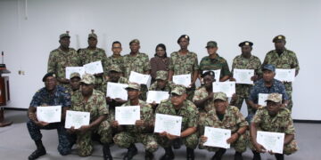 59 manschappen na afronding cursus bevorderd tot onderofficieren5 59 korporaals der eerste klasse zijn op donderdag 18 juli bevorderd tot de rang van sergeant. 57 hiervan hebben met succes de cursus Vak-onderofficieren van het Instituut voor Defensieopleidingen (IDO) afgerond, terwijl 2 afkomstig zijn van de Onderofficiersvorming van het IDO.