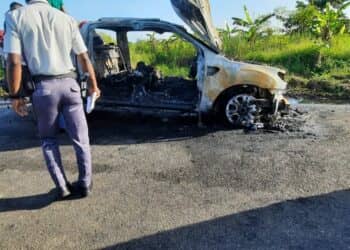 6 Drie verkoolde lichamen in uitgebrande auto Drie personen zijn door rechter Maureen Dayala veroordeeld voor hun rol in de ontvoering en moord op drie mannen, wiens verkoolde lichamen werden aangetroffen in een uitgebrand voertuig aan de Noordpolderdam. Yorinde W. kreeg maandag een gevangenisstraf van 40 jaar opgelegd voor haar rol in de moorden in 2021. Medeverdachten Elden S. en Roël G. zijn elk veroordeeld tot 9 jaar cel voor de ontvoering van de drie mannen. Twee andere verdachten, Marvin W. en Joel S., zijn nog voortvluchtig.