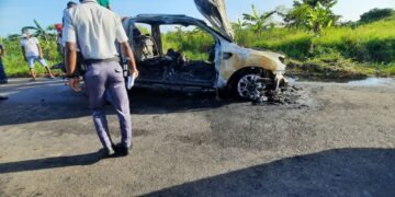 6 Drie verkoolde lichamen in uitgebrande auto Drie personen zijn door rechter Maureen Dayala veroordeeld voor hun rol in de ontvoering en moord op drie mannen, wiens verkoolde lichamen werden aangetroffen in een uitgebrand voertuig aan de Noordpolderdam. Yorinde W. kreeg maandag een gevangenisstraf van 40 jaar opgelegd voor haar rol in de moorden in 2021. Medeverdachten Elden S. en Roël G. zijn elk veroordeeld tot 9 jaar cel voor de ontvoering van de drie mannen. Twee andere verdachten, Marvin W. en Joel S., zijn nog voortvluchtig.