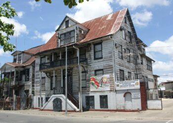 6 Het Sozavo gebouw aan de Waterkant Op dinsdag 31 januari j.l. heeft de lancering van het Sociaal Programma van de Regering Santokhi-Brunswijk plaatsgevonden op het ministerie van Sociale Zaken en Volkshuisvesting (SoZaVo).