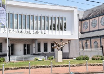 De Surinaamsche Bank (DSB) keert na negen jaar weer dividend uit aan aandeelhouders en sluit 2023 af met een indrukwekkende nettowinst van bijna SRD 698 miljoen.