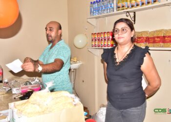 713e0e09 8e83 4d9b 84af 4df11e69ffdb FoodBasket speelt in op de behoeften van de inwoners van Lelydorp door ongeveer 15 basisproducten tegen lagere prijzen aan te bieden. “Dit stelt de mensen in staat om hun dagelijkse boodschappen te doen tegen betaalbare prijzen, waardoor ze geld kunnen besparen en hun kosten kunnen verlagen”, zei FoodBasket- coördinator Rayen Lakhi van het district Wanica tijdens de opening van een nieuwe outlet op de markt van Lelydorp. De opening vond plaats op zaterdag 23 maart 2024.