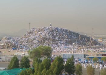 81 mount arafat makkah makkah province Op zaterdag hebben grote groepen moslims zich verzameld op de berg Arafat voor het hoogtepunt van de hadj, de jaarlijkse pelgrimstocht naar de heilige stad Mekka. De pelgrims, gekleed in het wit, beklimmen de 70 meter hoge heuvel waar de profeet Mohammed zijn laatste preek zou hebben gehouden. Tijdens dit ritueel werd er ook gebeden voor de Palestijnen in het door oorlog geteisterde Gaza.