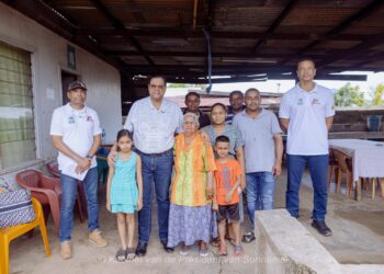 President Santokhi bezoekt AHP-cliënten in Wanica