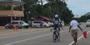 8f2453dc 7264 4f41 8816 efdbcc02a1a1 De 17-jarige Jaïr Nortan verraste zondag vriend en vijand door de ‘Ronde van Commewijne’ onder auspiciën van de Surinaamse Wielren Unie (SWU) op zijn naam te schrijven. Het was een bijzondere prestatie voor de junior wielrijder, aangezien werd verwacht dat 1 van de grote boys zoals Moses Rickets of Jorryn Simson de overall prijs zou kunnen veroveren.