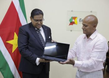A1 0057 Teslacom Computers Benelux heeft aan Suriname gedacht in haar streven naar verantwoord ondernemen. Laurens Nieuwendam, CEO van Teslacom Computers Benelux, kondigt met trots aan dat het bedrijf een baanbrekende stap zet in maatschappelijk verantwoord ondernemen door een aanzienlijke hoeveelheid apparatuur te schenken aan Surinaamse instellingen.