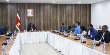 A20 ND 02 A20 is van mening dat Suriname hoop nodig heeft. “Er was gehoopt dat Suriname een andere kant op zou gaan met regering Santokhi-Brunswijk. Er was namelijk beloofd dat het algemeen belang boven het privébelang geplaatst zou worden.”