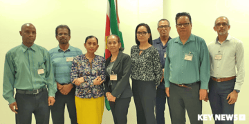 AC Op dinsdag 30 mei 2023 brachten leden van de Anti-corruptie Commissie een kennismakingsbezoek aan het Openbaar Ministerie (OM). Ook officier van justitie, Nirmala Maikoe, was aanwezig.