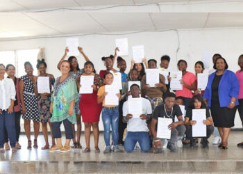 AWJ 22 12 2023 NO. 02 web Het onderdirectoraat Nationale Jongeren Aangelegenheden (NJA) van het ministerie van Arbeid, Werkgelegenheid en Jeugdzaken (AWJ) heeft op maandag 18 december 2023 aan 17 jongeren van de Kennedy School met een gehoorbeperking een certificaat uitgereikt voor het met succes afronden van een computertraining.