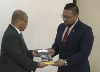 AWJ SOZAVO Armoede van huishoudens in Suriname kenmerkt zich door een gebrek aan inkomen en/of bezit om een basispakket van voedingsmiddelen en andere noodzakelijke goederen en diensten te verwerven, die nodig zijn om een menswaardig bestaan te leiden.