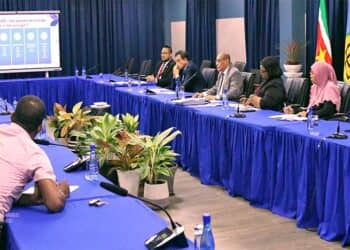 AWJ jeugdproblematiek De bedoeling van de meeting was om inzichten uit te wisselen welke moeten resulteren in het stroomlijnen van het jeugdbeleid op basis van een geïntegreerde aanpak en coördinatie. De aanleiding voor dit initiatief was de steeds groter wordende jeugdproblematiek, waarbij de grafieken een stijgende lijn vertonen in agressief gedrag en geweld, criminaliteit, tienerzwangerschappen, slechte schoolprestaties, vroegtijdige schoolverlaters, kindermishandeling en mentale problemen.