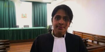 Aasjna Kanhai Voormalig Surinaams ambassadeur in India, Aashna Kanhai, verwacht dat Suriname ook nu een neutrale positie zal innemen in de oplopende spanningen tussen Venezuela, Trinidad en Tobago en de Verenigde Staten. Zij wijst erop dat Suriname zich traditioneel afzijdig houdt bij internationale conflicten en ziet geen reden waarom dat beleid nu zou wijzigen.