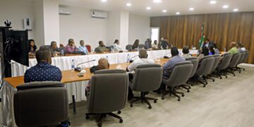 Actoren Wanica in overleg met president Santokhi 22 10 2022 5 1 Een delegatie van het kabinet van de granman der Aucaners, onder leiding van hoofdkapitein John Lesina van Drietabbetje, bracht een werkbezoek aan president Chandrikapersad Santokhi.