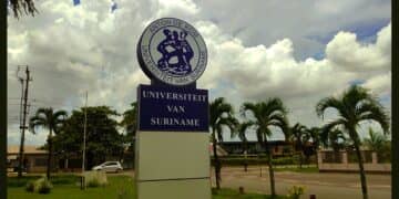 Adek naambord 5 De bacheloropleidingen scheikunde en wiskunde van de Faculteit der Wis- en Natuurwetenschappen (FWNW) van de Anton de Kom Universiteit van Suriname (AdeKUS) zijn opnieuw geaccrediteerd door het Nationaal Orgaan voor Accreditatie (NOVA).