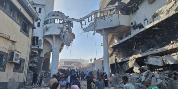 Al Shifa compound 2©MSF Mohammed Abu Salmiya, directeur van Al Shifa ziekenhuis in Gaza, heeft Israël beschuldigd van ernstige martelingen na zijn vrijlating uit gevangenschap. Hij sprak tijdens een persconferentie over de schrijnende omstandigheden waarin gevangenen werden gehouden, waarbij hij meldde dat sommigen stierven in verhoorcentra door een gebrek aan voedsel en medicijnen. Abu Salmiya zelf kwam uit zijn gevangenschap met slechts een gebroken duim, ondanks dat hij nooit formeel is aangeklaagd.