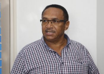 Albert Alleyne 2 Voorzitter Albert Alleyne van de Consumentenkring Suriname heeft in gesprek met LIM FM aangegeven dat de recente koersdaling "fake" kan zijn. Verschillende prominente economen en critici hebben opgemerkt dat de koersdaling kunstmatig is.