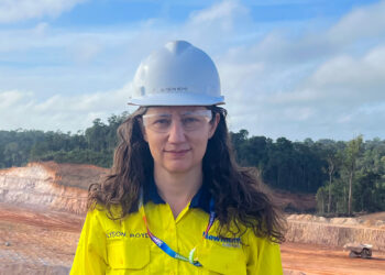 Alyson Boye General Manager Newmont SurinameLLC Newmont Suriname verwelkomt Alyson Boye als de General Manager. Ze is officieel begonnen op 1 november 2023 in de rol van General Manager, als opvolger van Wilfred Visser, die een nieuwe rol op zich neemt als General Manager van de Red Chris-operatie in Canada, na de wereldwijde overname door Newmont van Newcrest, een ander groot mijnbouwbedrijf.