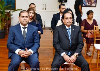 Ambassadeurs beedigd 04 President Chandrikapersad Santokhi heeft op het presidentieel paleis twee diplomaten beëdigd tot Buitengewoon en Gevolmachtigd ambassadeur van de Republiek Suriname. De ambassadeurs Aroen Jadoenathmisier en Ryan Nannan zullen Suriname respectievelijk in Parijs en Genève vertegenwoordigen.