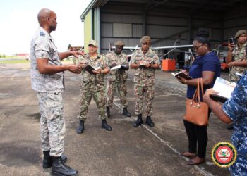 Amerikaanse militairen verzorgen training in humanitaire hulpverlening3 1 Tussen 19 februari en 29 februari zal het medisch team van de Amerikaanse Air Force voor de tweede keer een bezoek brengen aan Suriname. Tijdens hun missie zullen zij medische hulp en tandheelkunde gratis aanbieden aan de samenleving.