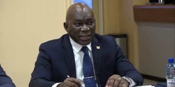 Minister Amoksi geeft zichzelf een acht