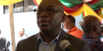 Amoksi 2 Suriname heeft tal van uitdagingen als het gaat om bestrijding en aanpak van drugscriminaliteit en smokkel. Dat zegt de minister van Justitie en Politie, Kenneth Amoksi tijdens het tweedaagse drugsseminar waar verschillende landen zoals Frankrijk, Frans-Guyana en Nederland aan hebben meegedaan.