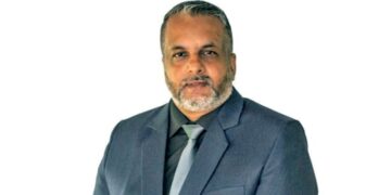 Anielpersad Lachman web In 2020 werd de huidige regering grote financiële en professionele ontwikkelingssteun aangeboden om Suriname uit de sociaaleconomische malaise te halen. Dit aanbod werd gedaan door KISHAN BHUMANDLA N.V. (KB) waar dhr. Anielpersad Lachman de C.E.O van is.