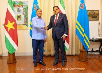 Aruba premier in Suriname Zowel de regering van Suriname als de regering van Aruba staan ervoor open om de bilaterale samenwerking tussen de twee landen verder op te trekken.