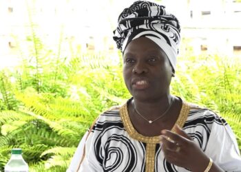 Asawini De arrestatie van de activiste Regina ‘Asawini’ Edenburg op zondag 28 mei 2023 heeft kwaadbloed gezet bij een deel van de Saamaka-gemeenschap.