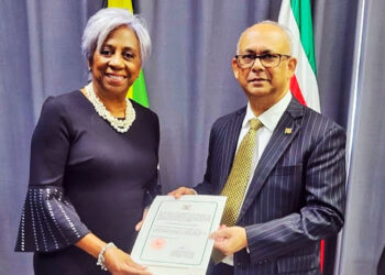 Honorair Consul voor Suriname in Jamaica ontvangt benoemingsbrevet