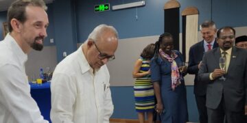 BIBIS 04 Suriname Cuba 45 jaar Cake Op vrijdag 17 mei 2024 heeft minister Albert Ramdin de kick-off gedaan van activiteiten die gehouden zullen worden in het kader van de herdenking van 45 jaar bilaterale relatie tussen Suriname en Cuba sinds 31 mei 1979.