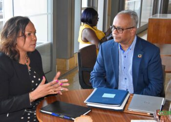 BIBIS 06072023 01 Minister Albert Ramdin van Buitenlandse Zaken, International Business en Internationale Samenwerking (BIBIS) heeft van gedachten gewisseld met Stacy Richards-Kennedy, de regionale manager van de Corporacion Andina de Fomento (CAF).