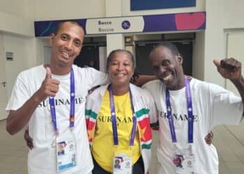 BOCCE FERDINAND WOLFF COACH VARIDA JEUNESSE EN MARNIX JALIENS "Het was niet zo een moeilijke wedstrijd". Woorden van Ferdinand Wolff, kort nadat hij de eerste gouden medaille voor Suriname had gewonnen, op de Special Olympic World Games 2023 in Berlijn, Duitsland. In de finale van het onderdeel Bocce versloeg Ferdi de Koreaan Joegyeong Seo met 6 - 3. Bocce is een typische Special Olympic sport.